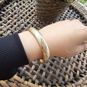 RARE   vintage floral engraved gold bangle bracelet